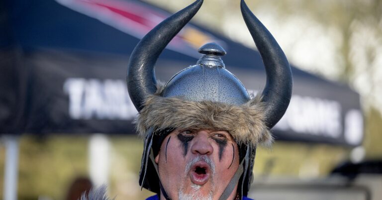 Vikings fans greet Rams for wild-card playoff game in State Farm Stadium