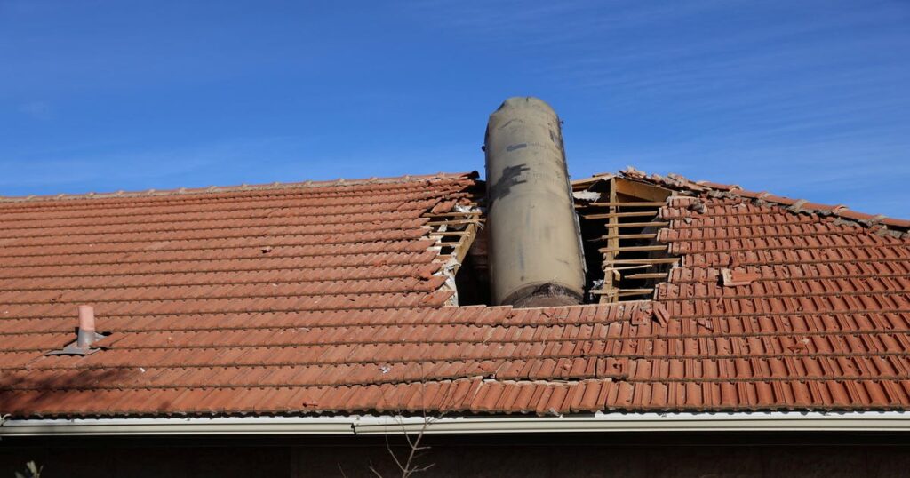 Homes Near Jerusalem Damaged by Shrapnel During Houthi Missile Attack – Israel News