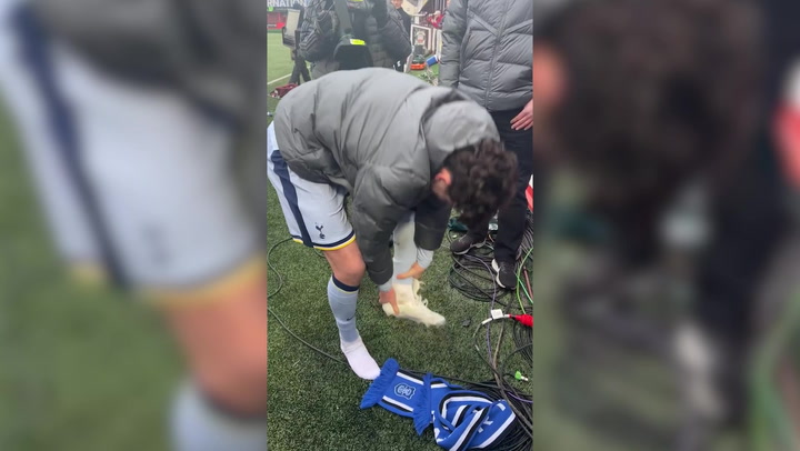 Spurs’ Archie Gray swaps young fan’s scarf for his boot | Sport