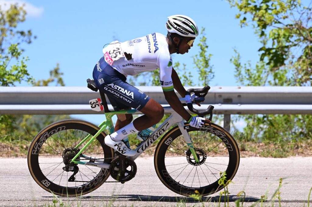 Tour du Rwanda: Henok Mulubrhan wins first road stage after 50-rider attack