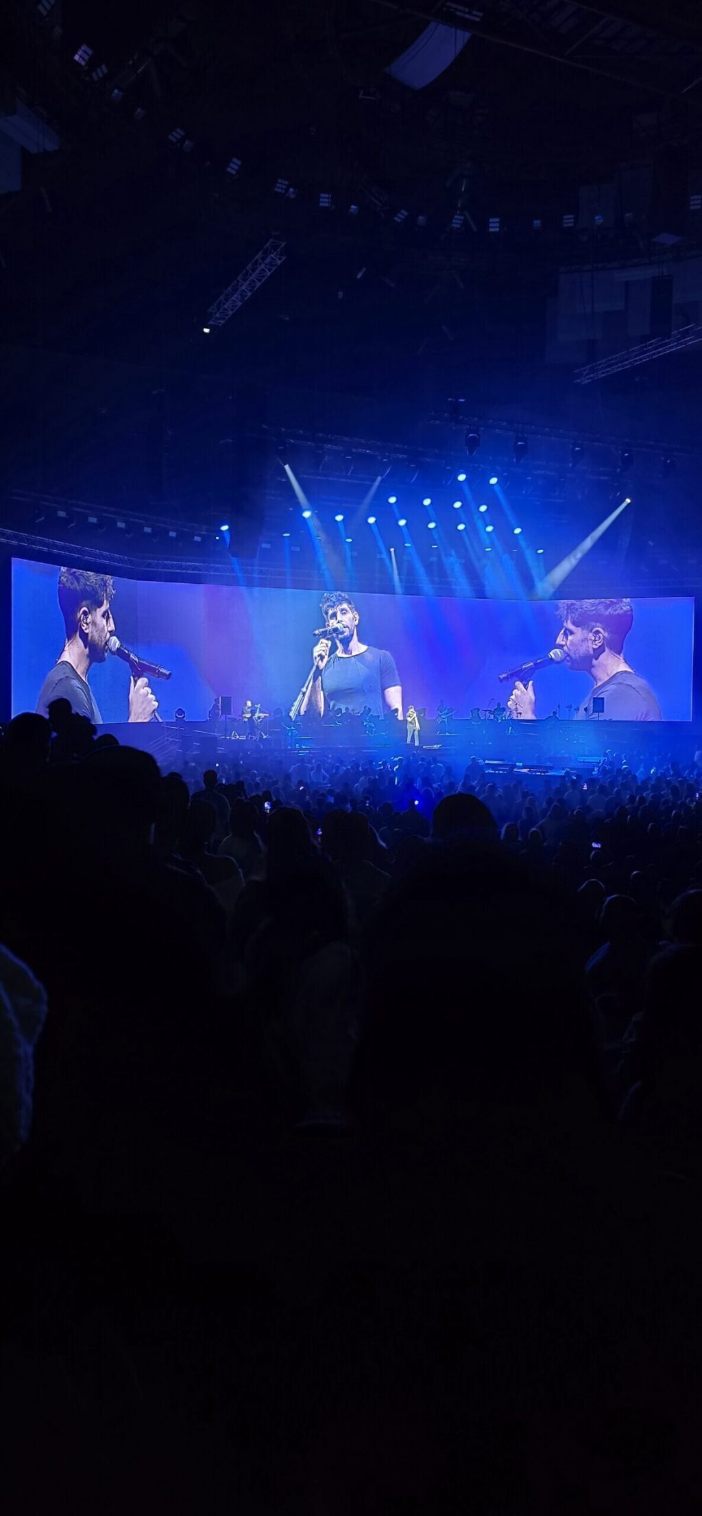 Idan Amedi celebrates birthday at comeback concert