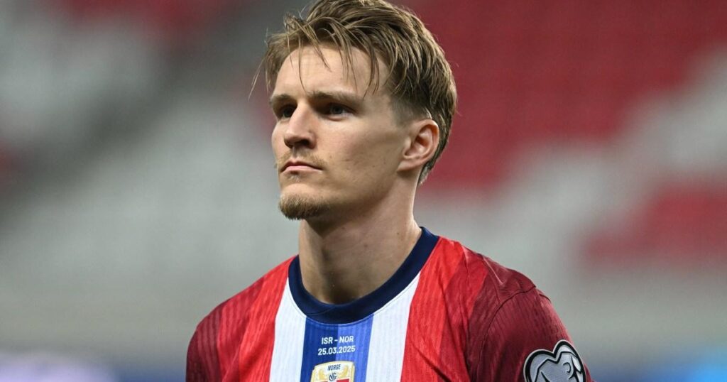 Arsenal fans left fuming after Norway coach WRESTLES with Martin Odegaard | Football Arsenal fans left fuming after Norway coach WRESTLES with Martin Odegaard | Football